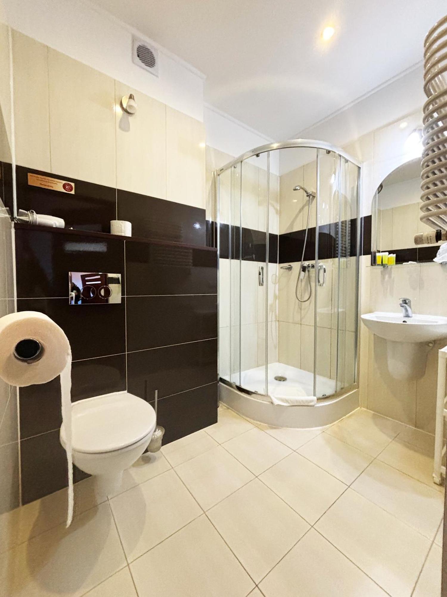 Hotel 365 Kielce Buitenkant foto