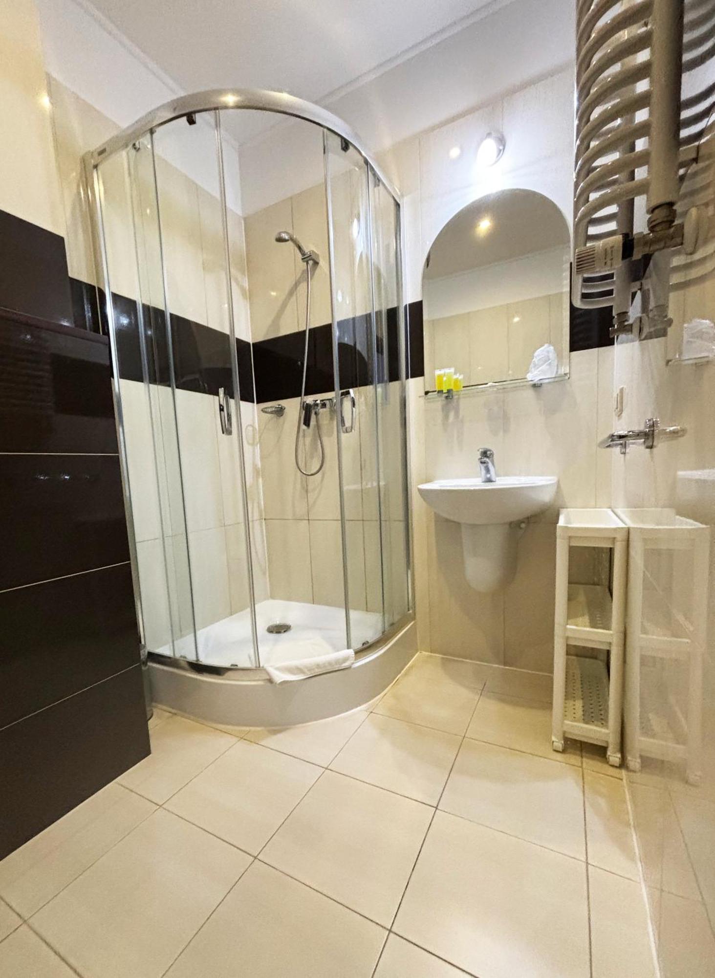 Hotel 365 Kielce Buitenkant foto
